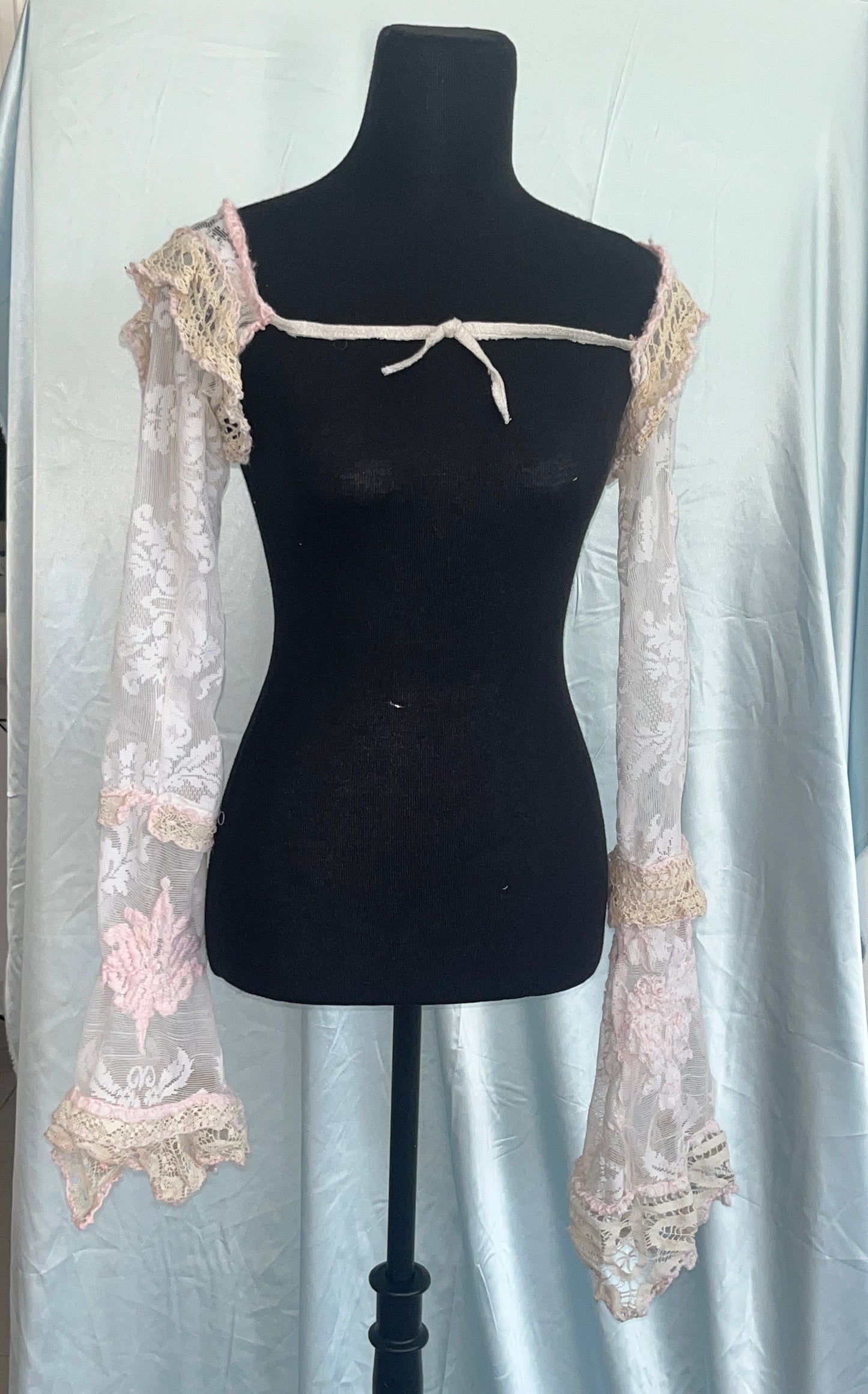 Embroidered Balero with lace details